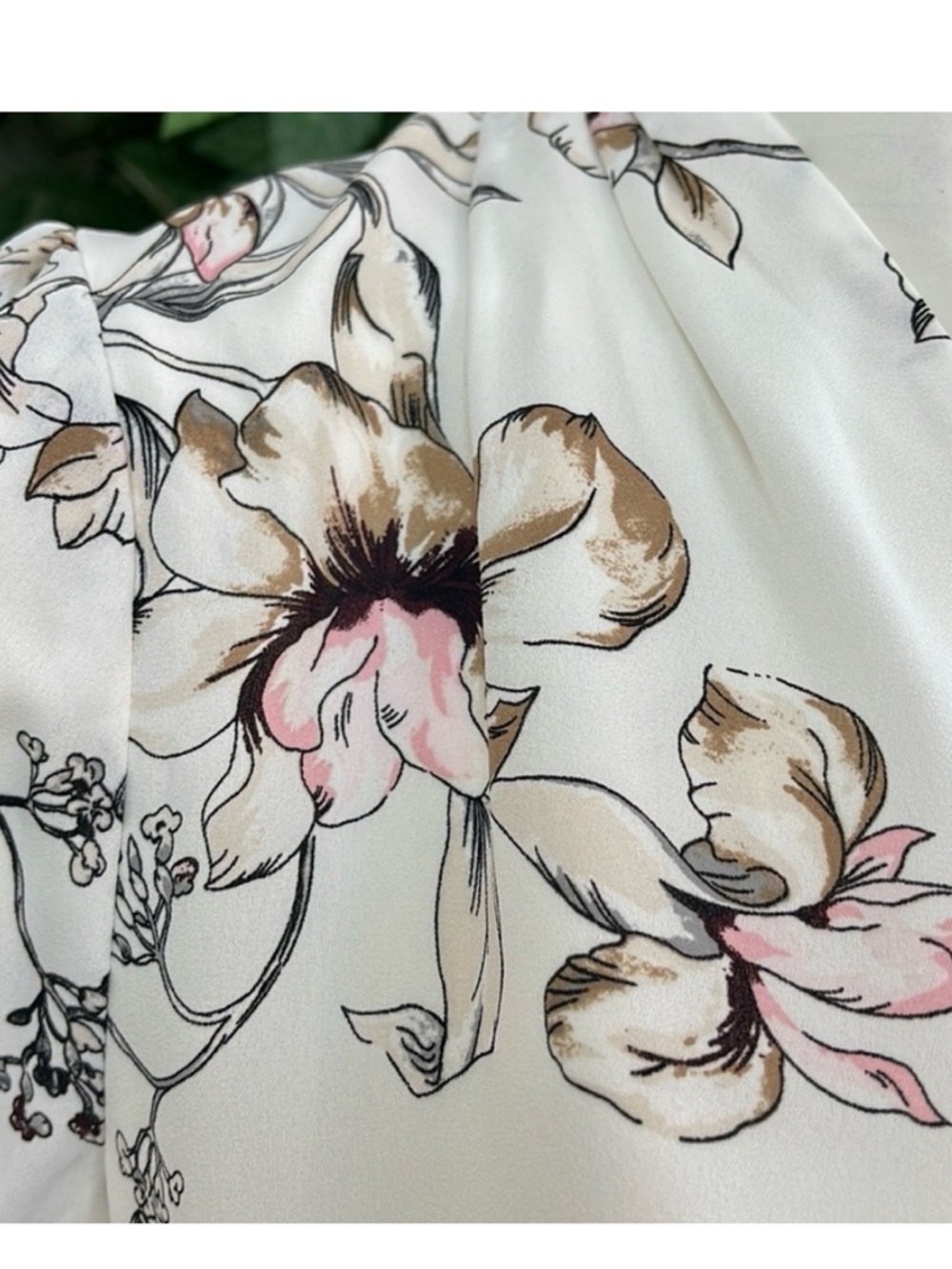WHBM FLORAL PRINT V-NECK BLOUSE - Picture 5 of 10